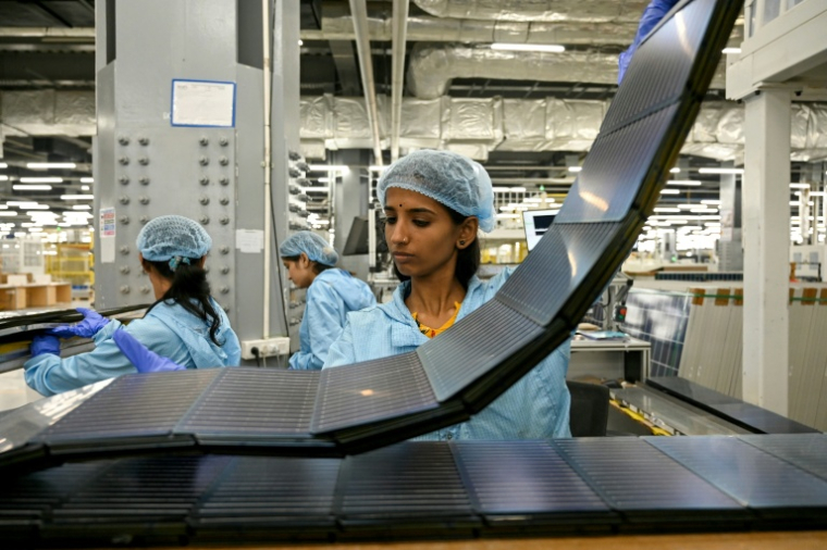 Des employés dans une usine de panneaux solaires du groupe Adani à Mundra, dans l'ouest de l'Inde, le 5 novembre 2025  ( AFP / Shammi MEHRA )