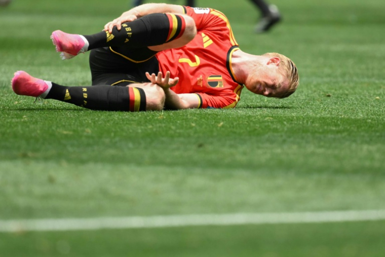 Le joueur de la Belgique Kevin de Bruyne se tord de douleur, lors du match nul contre l'Iran à la Coupe du monde, le 21 juin 2026 à Los Angeles ( AFP / Patrick T. Fallon )