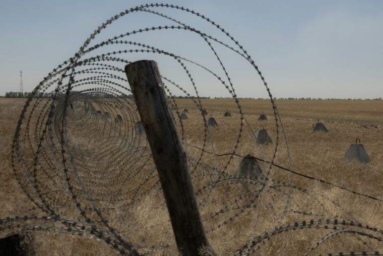 Des barbelés dans un champ dans la région de Dnipropetrovsk, le 9 juillet 2025, en Ukraine ( AFP / Roman PILIPEY )