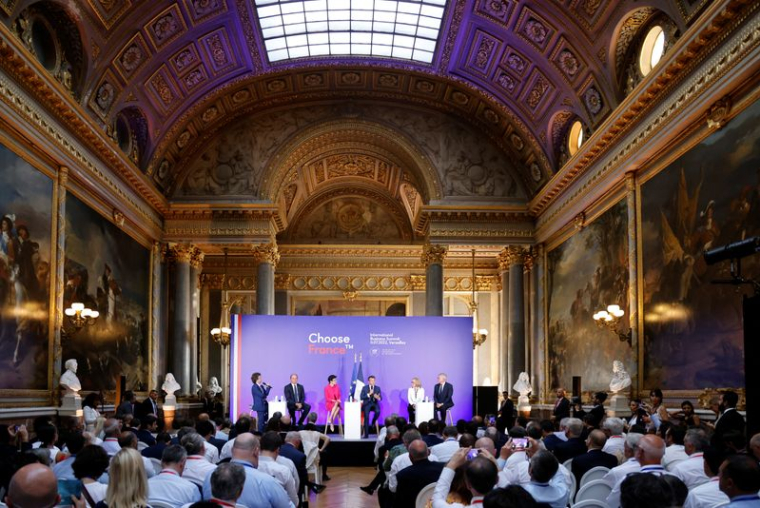 Le président français Emmanuel Macron lors d'une session de "Choose France" à Versailles, en France