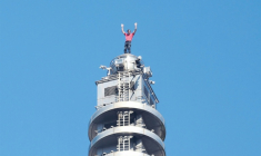 Le grimpeur américain Alex Honnold après avoir grimpé la tour Taipei 101 le 25 janvier 2026 ( AFP / I-HWA CHENG )