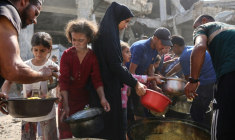Des Palestiniens déplacés attendent de recevoir de la nourriture à l'extérieur de la mosquée Imam al Shafi'i en ruines, où des familles ont trouvé refuge, dans le quartier de Zeitoun à Gaza, le 23 octobre 2025 ( AFP / Omar AL-QATTAA )