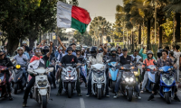Des motocyclistes parcourent le centre-ville d'Antananarivo en scandant des slogans antigouvernementaux, le 12 octobre 2025 ( AFP / Luis TATO )