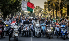 Des motocyclistes parcourent le centre-ville d'Antananarivo en scandant des slogans antigouvernementaux, le 12 octobre 2025 ( AFP / Luis TATO )