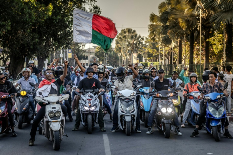 Des motocyclistes parcourent le centre-ville d'Antananarivo en scandant des slogans antigouvernementaux, le 12 octobre 2025 ( AFP / Luis TATO )