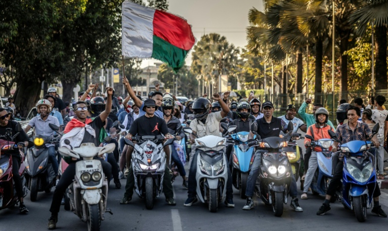 Des motocyclistes parcourent le centre-ville d'Antananarivo en scandant des slogans antigouvernementaux, le 12 octobre 2025 ( AFP / Luis TATO )