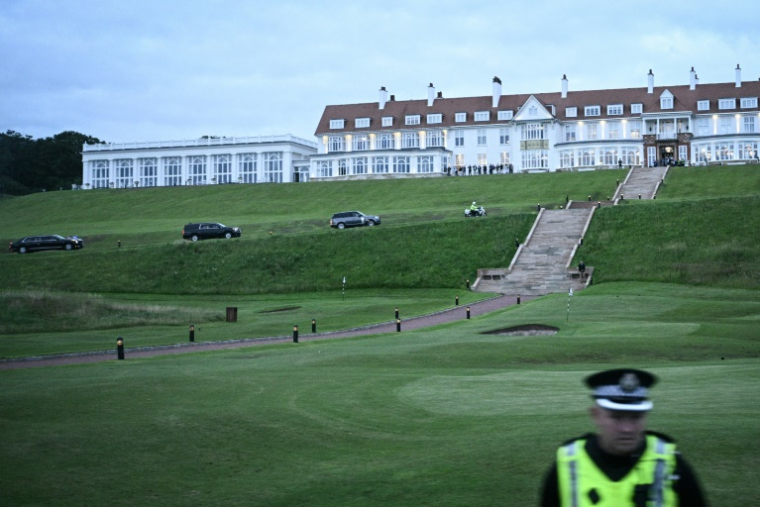 Le président américain Donald Trump et sa délégation arrivent au complexe Trump Turnberry Golf Courses à Turnberry, en Ecosse, le 25 juillet 2025 ( AFP / Brendan SMIALOWSKI )