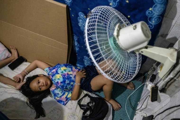 Ella Azumi Araza dans sa maison à Manille, le 19 mars 2025 ( AFP / Jam STA ROSA )