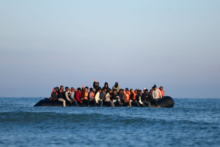 Des migrants tentent de traverser la Manche depuis le nord de la France