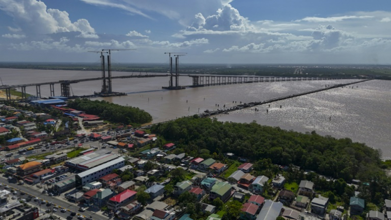 Vue aérienne du nouveau pont en construction Demerara à Georgetown, la capitale du Guyana, le 26 août 2025 ( AFP / Joaquin Sarmiento )