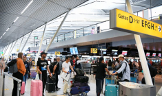 Des passagers à l'aéroport de Schiphol à Amsterdam