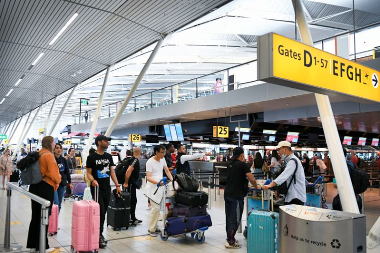 Des passagers à l'aéroport de Schiphol à Amsterdam