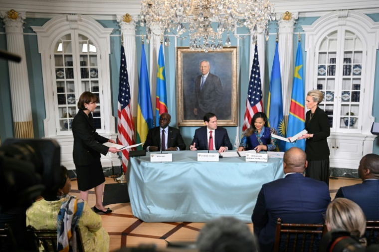 Le secrétaire d'Etat américain Marco Rubio (c), la ministre de la RDC Thérèse Kayikwamba Wagner et le ministre rwandais Olivier Nduhungirehe lors de la signature d'un accord de paix, le 27 juin 2025 à Washington ( AFP / Mandel NGAN )