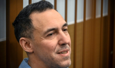 Le chercheur français Laurent Vinatier, dans le box des accusés lors d'une audience devant un tribunal de Moscou, le 14 octobre 2024 ( AFP / Alexander NEMENOV )