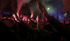 Des manifestants font le salut fasciste à l'occasion du 50e anniversaire de la mort du général Franco à Madrid le 21 novembre 2025  ( AFP / Thomas COEX )