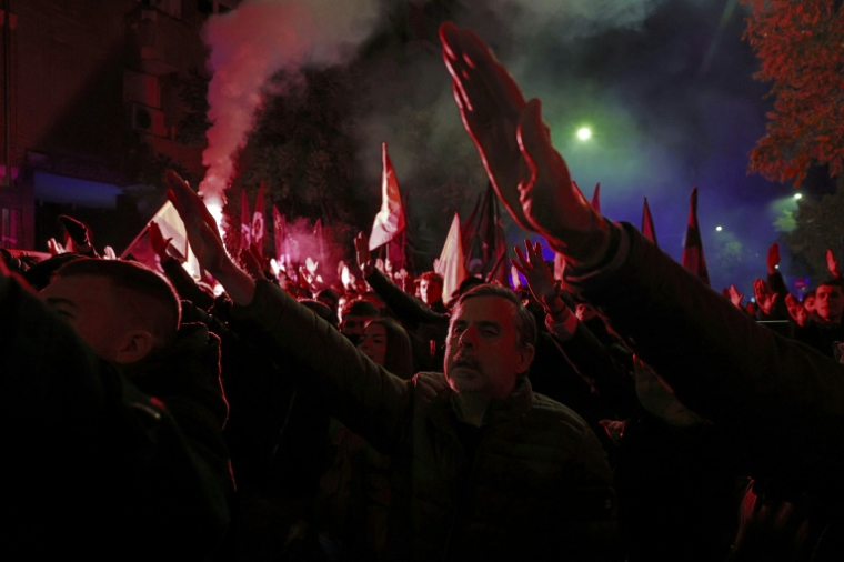 Des manifestants font le salut fasciste à l'occasion du 50e anniversaire de la mort du général Franco à Madrid le 21 novembre 2025  ( AFP / Thomas COEX )