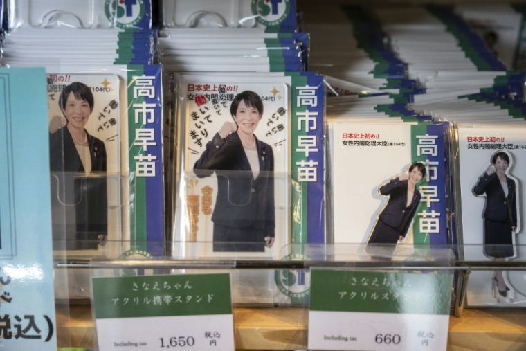 Des supports pour smartphones ornés d'une photo de la Première ministre japonaise Sanae Takaichi en vente dans une boutique de souvenirs à Nara, le 14 janvier 2026 au Japo ( AFP / Yuichi YAMAZAKI )