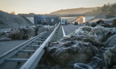 Des agriculteurs bloquent l'A75 à hauteur de Sévérac-d'Aveyron, le 14 décembre 2025  ( AFP / Idriss Bigou-Gilles )