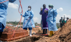 Des équipes de la Fédération internationale des Sociétés de la Croix-Rouge et du Croissant-Rouge préparent, au cimetière de Mbiyo, l’inhumation du corps d’un orphelin décédé d'Ebola, dans la province congolaise de l’Ituri, le 19 juin 2026 ( AFP / Jospin Mwisha )