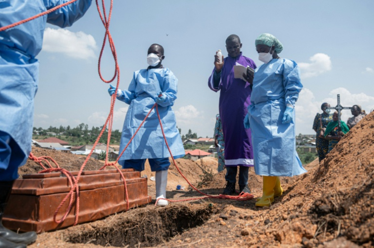 Des équipes de la Fédération internationale des Sociétés de la Croix-Rouge et du Croissant-Rouge préparent, au cimetière de Mbiyo, l’inhumation du corps d’un orphelin décédé d'Ebola, dans la provincede l’Ituri, le 19 juin 2026 en RDC ( AFP / Jospin Mwisha )