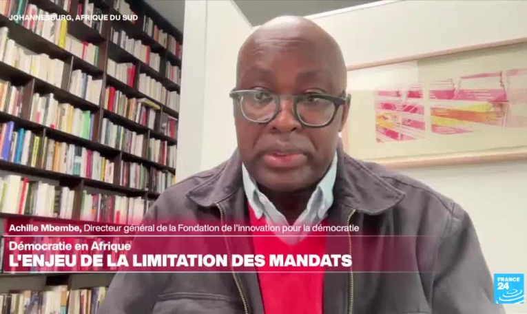 Achille Mbembe : "L'Afrique est gouvernée par des vieillards qui peinent à rester éveillés"