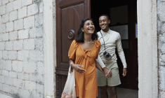 Pour limiter vos frais bancaires à l’étranger, vous pouvez retirer des sommes de manière stratégique – avant ou pendant le voyage – ou passer à une néo-banque pour voyager sans frais. ( crédit photo : Getty Images )