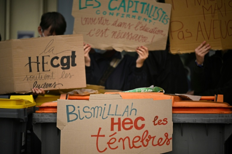 Des manifestants brandissent des pancartes pendant le blocage d'HEC à Jouy-en-Josas, dans les Yvelines, le 15 octobre 2026 ( AFP / JULIEN DE ROSA )