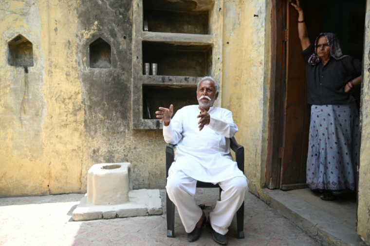L'agriculteur Promod Singh, lors d'un entretien avec l'AFP à son domicile du district de Bulandshahr, dans l'Uttar Pradesh, le 24 avril 2026 en Inde ( AFP / Arun SANKAR )