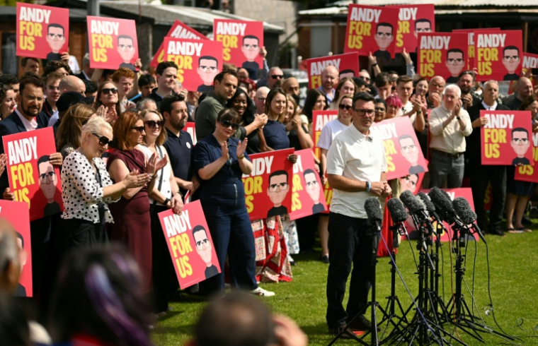 Le député travailliste de Makerfield, Andy Burnham, s'adresse à ses partisans et aux médias au lendemain de sa victoire à l'élection partielle, le 19 juin 2026 à Ashton-in-Makerfield, dans le nord-ouest de l'Angleterre ( AFP / Oli SCARFF )