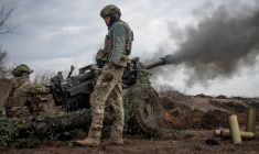 Un soldat ukrainien sur le front près de Bakhmout