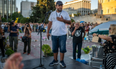 Panos Routsi, le père de Denis, 22 ans, tué lors de l'accident de train de février 2023, en Grèce de la faim, à Athènes, le 21 septembre 2025 ( AFP / Angelos TZORTZINIS )