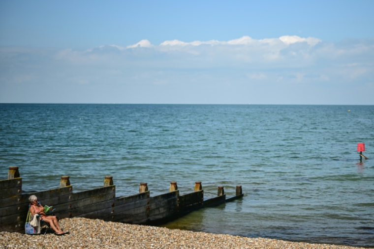 une personne sur la plage de Tankerton à Whitstable, le 23 juillet 2025 dans le sud-est de l'Angleterre ( AFP / Ben STANSALL )