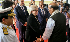 La ministre française des Armées Catherine Vautrin accueillie par son homologue indien Rajnath Singh juste pour l'inauguration de la première chaîne d'assemblage de l'hélicoptères H125 d'Airbus, le 17 février 2026 à Vemagal, près de Bangalore, en Inde ( AFP / Idrees MOHAMMED )