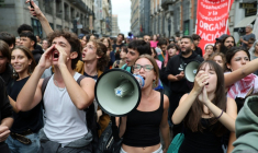 Des personnes manifestent devant le Parlement à Madrid lors d'une session extraordinaire visant à voter sur un décret gouvernemental sur le logement, le 2 octobre 2026 ( AFP / Thomas COEX )