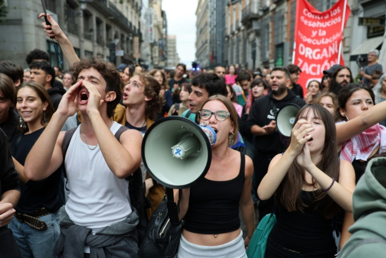 Des personnes manifestent devant le Parlement à Madrid lors d'une session extraordinaire visant à voter sur un décret gouvernemental sur le logement, le 2 octobre 2026 ( AFP / Thomas COEX )