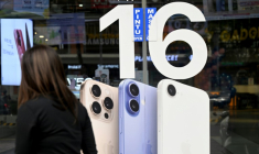 Une affiche pour l'iPhone 16 d'Apple dans un magasin de Denpasar, sur l'île de Bali, en Indonésie, le 12 avril 2025 ( AFP / SONNY TUMBELAKA )
