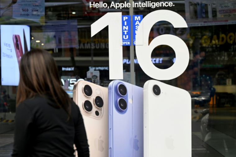 Une affiche pour l'iPhone 16 d'Apple dans un magasin de Denpasar, sur l'île de Bali, en Indonésie, le 12 avril 2025 ( AFP / SONNY TUMBELAKA )