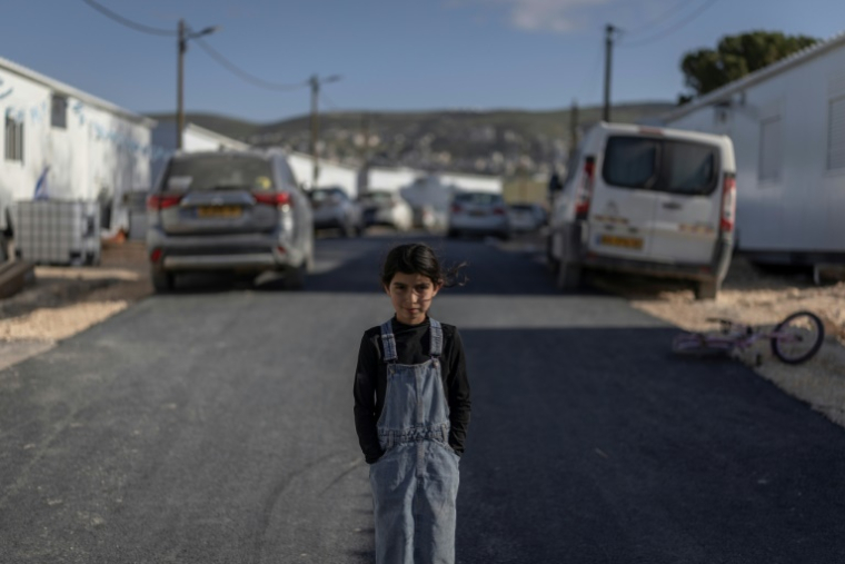 Une enfant dans la minuscule colonie israélienne de Sa-Nur, en Cisjordanie occupée, le 28 avril 2026. ( AFP / ilia YEFIMOVICH )