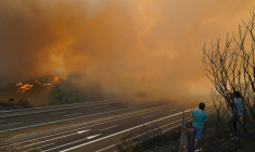 Un incendie près d'une autoroute à A Gudina, dans le nord-ouest de l'Espagne le 15 août 2025 ( AFP / CESAR MANSO )