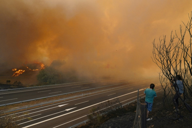Un incendie près d'une autoroute à A Gudina, dans le nord-ouest de l'Espagne le 15 août 2025 ( AFP / CESAR MANSO )
