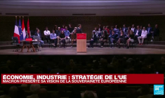 Emmanuel Macron interrompu par des manifestants au début d'un discours à La Haye