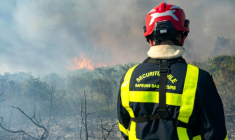 Un pompier dans le département de l'Aude près de Ribaute et de Saint-Laurent-de-la-Cabrerisse, dans l'Aude, le 7 août 2025 ( Sécurité civile / Handout )
