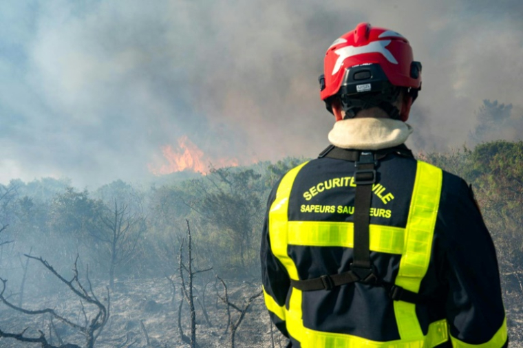 Un pompier dans le département de l'Aude près de Ribaute et de Saint-Laurent-de-la-Cabrerisse, dans l'Aude, le 7 août 2025 ( Sécurité civile / Handout )