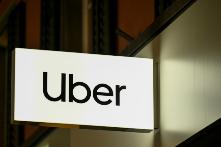 L'Urssaf réclame 1,7 milliard d'euros à Uber, estimant que la plateforme a maquillé la relation d'employeur à salariés la liant à ses chauffeurs en contrat d'entreprise pour échapper à ses obligations, selon la Revue21 ( AFP / INA FASSBENDER )