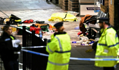 Policiers et secouristes en gare de Huntingdon sur les lieux d'une attaque à l'arme blanche qui a fait au moins 10 blessés dont neuf graves dans un train en direction de Londres, dans l'est de l'Angleterre, le 1er novembre 2025 ( AFP / JUSTIN TALLIS )