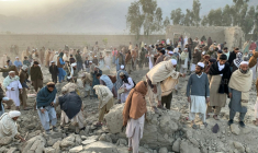 Des habitants d'un village afghan cherchent des victimes dans les décombres, dans la province de Nangarhar, après un bombardement pakistanais, le 22 février 2026 ( AFP / Aimal Zahir )