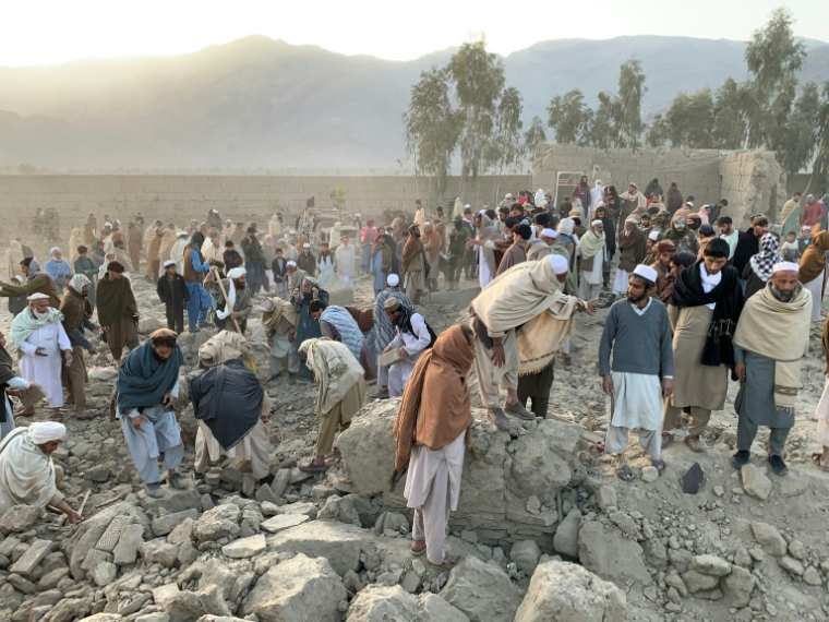Des habitants d'un village afghan cherchent des victimes dans les décombres, dans la province de Nangarhar, après un bombardement pakistanais, le 22 février 2026 ( AFP / Aimal Zahir )