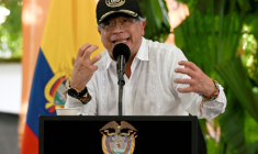 Le président colombien Gustavo Petro prononce un discours lors d'une cérémonie de destruction de matériel de guerre à Puerto Asís, en Colombie, le 15 octobre 2025 ( AFP / David SALAZAR )