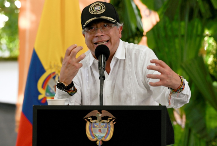 Le président colombien Gustavo Petro prononce un discours lors d'une cérémonie de destruction de matériel de guerre à Puerto Asís, en Colombie, le 15 octobre 2025 ( AFP / David SALAZAR )