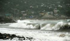 De fortes vagues avant l’arrivée de l’ouragan Melissa dans le quartier de Caribbean Terrace, à Kingston, en Jamaïque, le 25 octobre 2025. ( AFP / Ricardo Makyn )